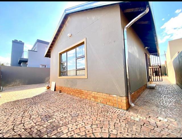 2 BEDROOM PROPERTY TO RENT IN PROTEA NORTH